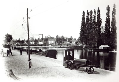 Traktor zieht ein Boot in Dijon, 1894-5 von French Photographer